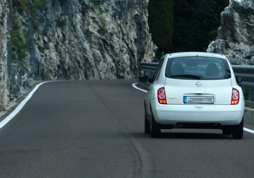 Los españoles están interesados en coches de segunda mano baratos y blancos