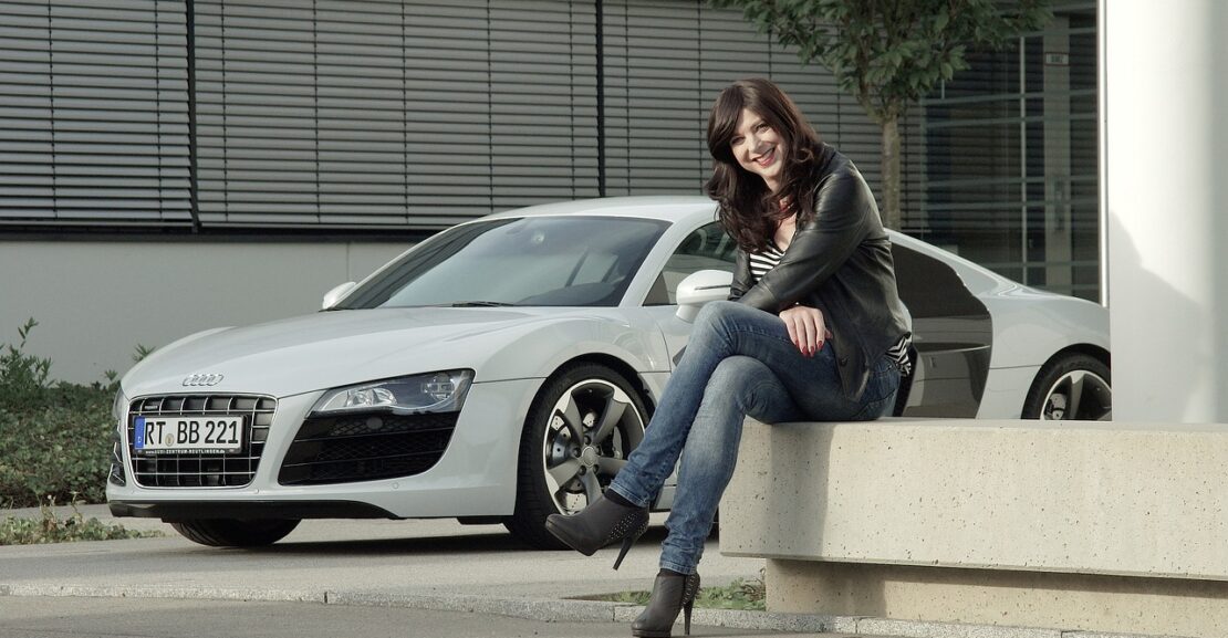 Las mujeres compran coches baratos, limpios y bonitos