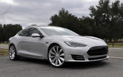 Un Tesla Model S ha protagonizado el primer accidente con el modo autónomo activado