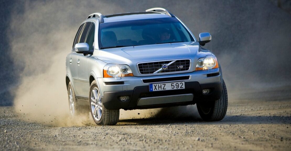 Un volvo XC90 por camino de tierra