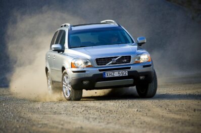 Un volvo XC90 por camino de tierra