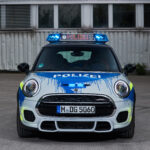 Coche de policía Mini John Cooper Works de frente