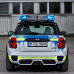 Vista trasera coche de policía Mini John Cooper Works