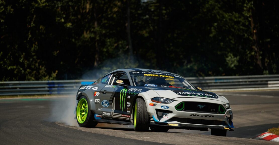 Recorriendo con el Mustang el circuito de Nürburgring haciendo drift