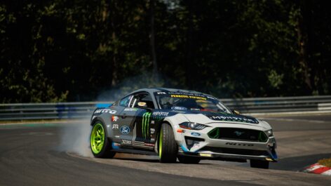 Recorriendo con el Mustang el circuito de Nürburgring haciendo drift