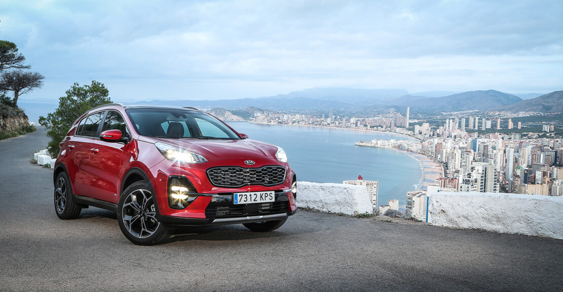 Kia Sportage rojo cerca a la playa