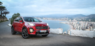 Kia Sportage rojo cerca a la playa