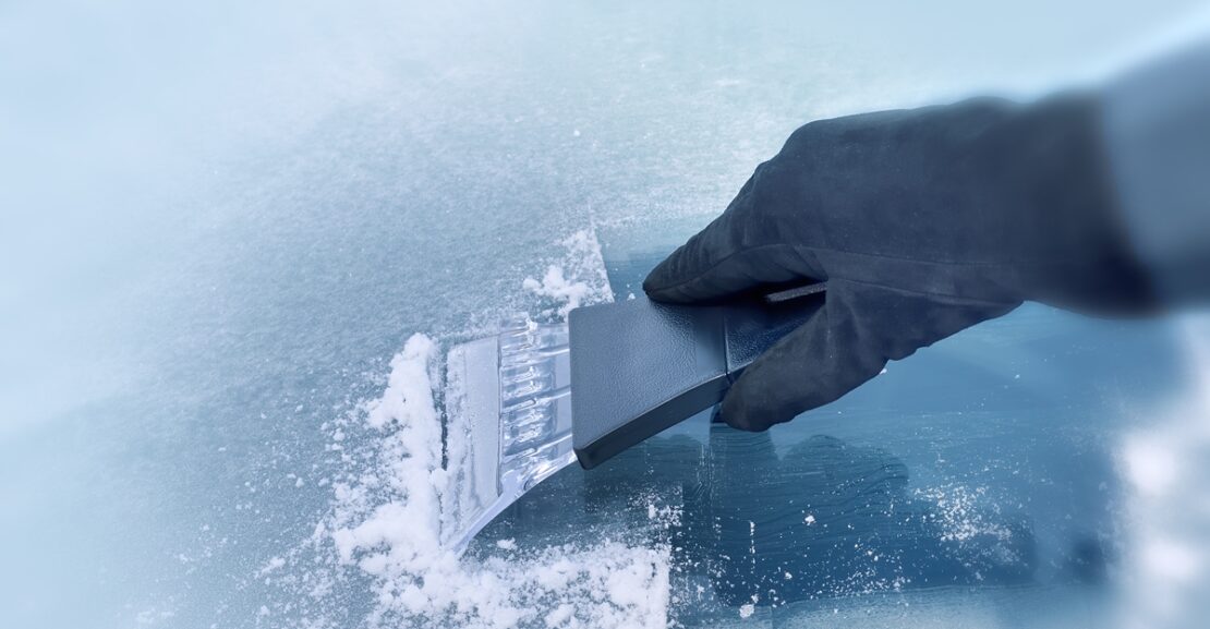 Errores que no hay que cometer al quitar hielo del parabrisas