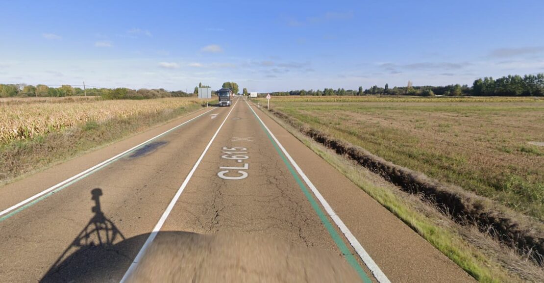 líneas verdes en la carretera