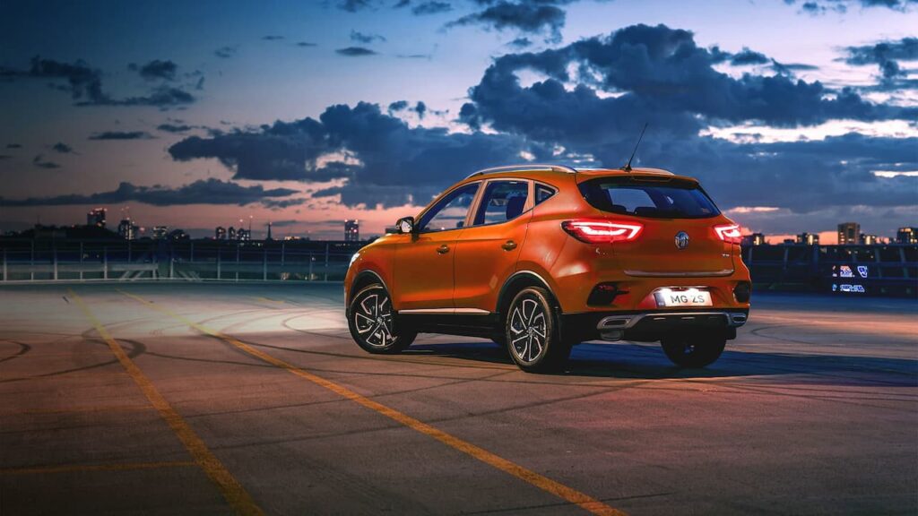 MG ZS de color naranja en la calle