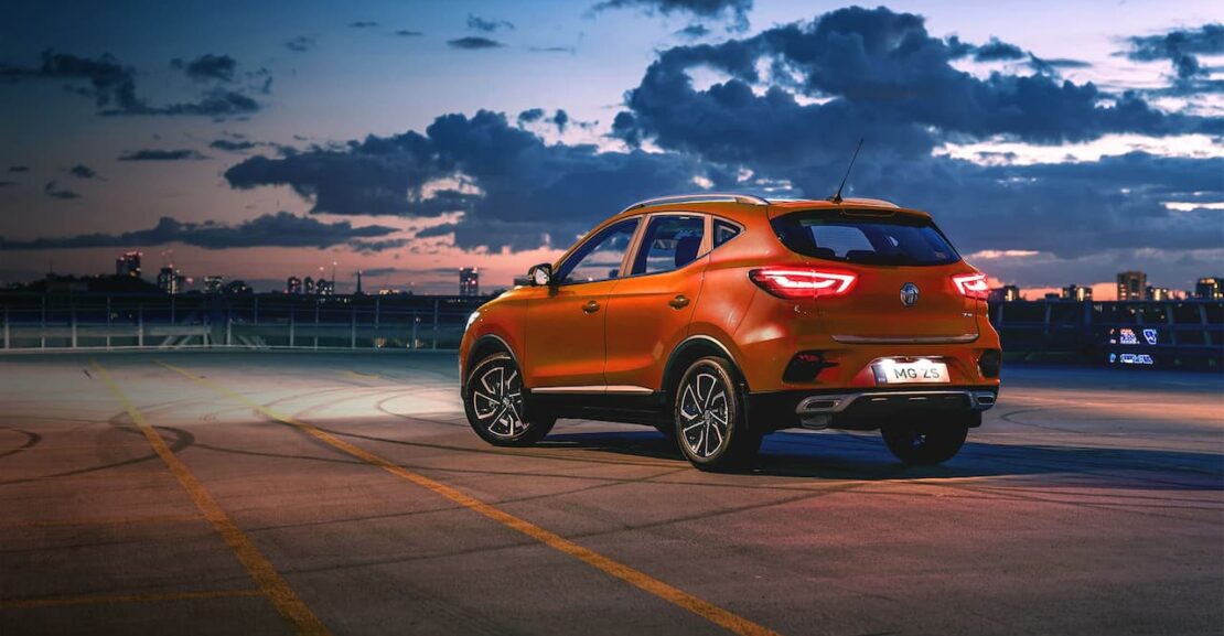 MG ZS de color naranja en la calle