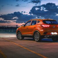 MG ZS de color naranja en la calle