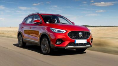 MG ZS de color rojo en una carretera cerca al desierto