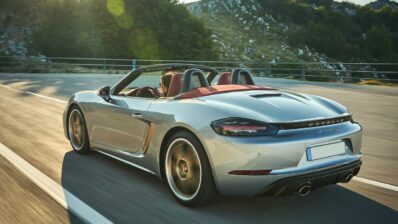 Porsche Boxster de color gris en la calle