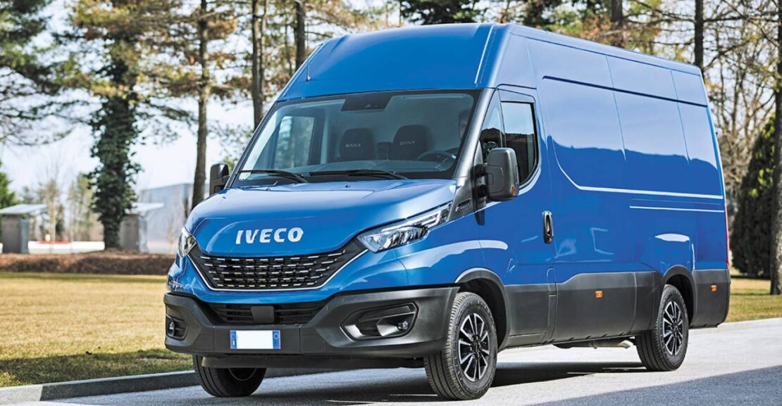 El Iveco Daily azul en la carretera