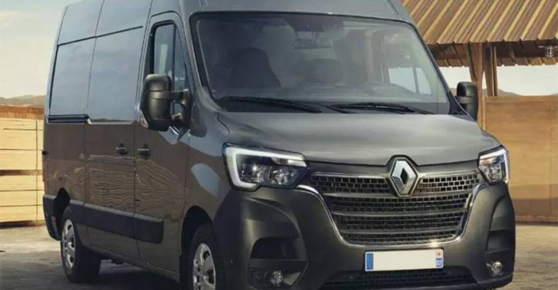 El Renault Master gris aparcado enfrente de una casa