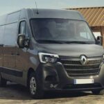 El Renault Master gris aparcado enfrente de una casa