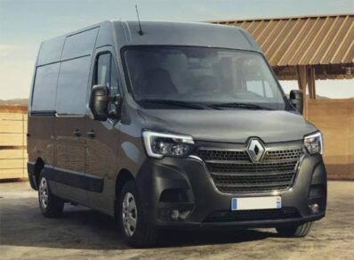 El Renault Master gris aparcado enfrente de una casa