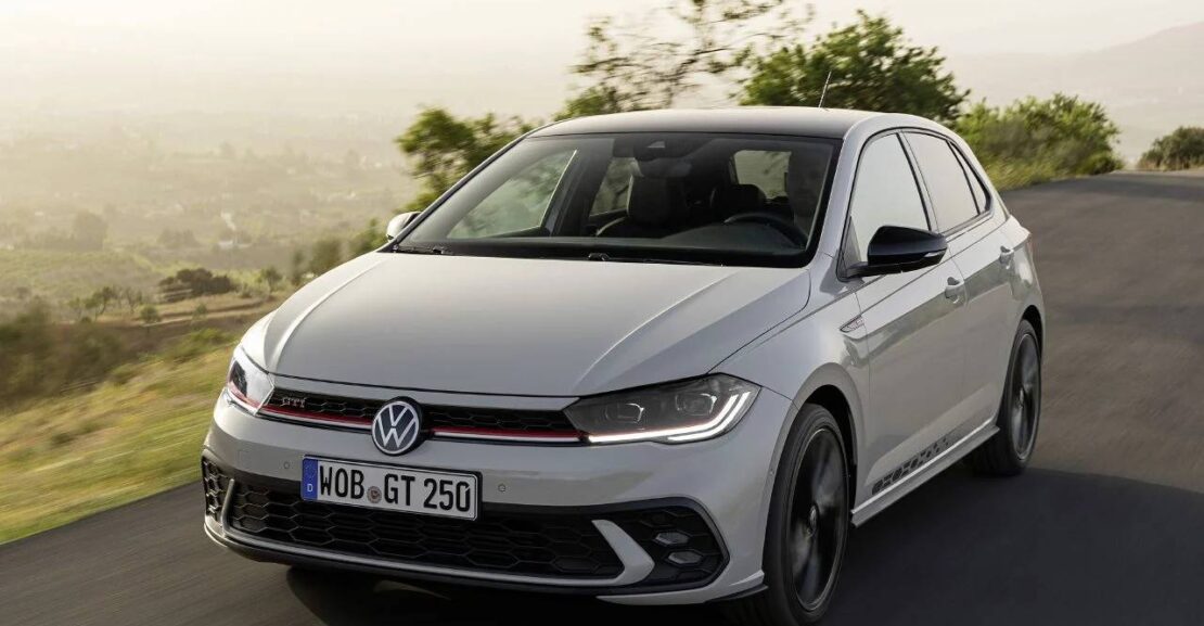 Volkswagen Polo blanco en la carretera