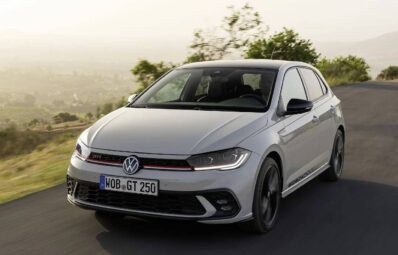 Volkswagen Polo blanco en la carretera