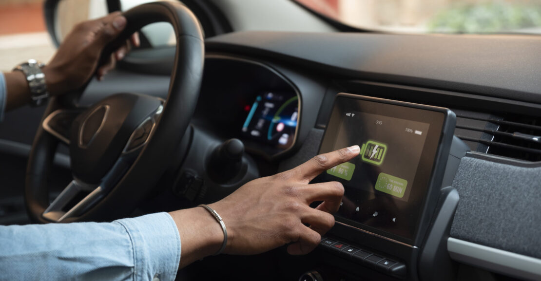 Conductor utilizando Apple CarPlay y Android Auto durante la conducción