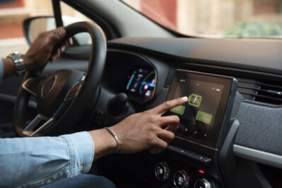 Conductor utilizando Apple CarPlay y Android Auto durante la conducción