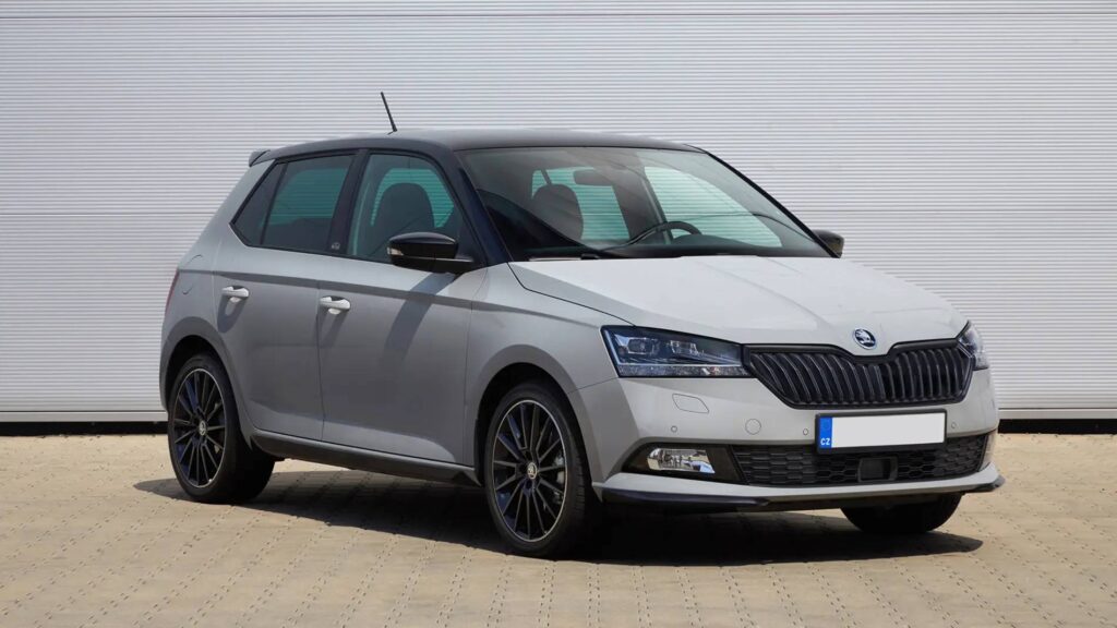 Skoda Fabia 2020 aparcado fuera de una nave