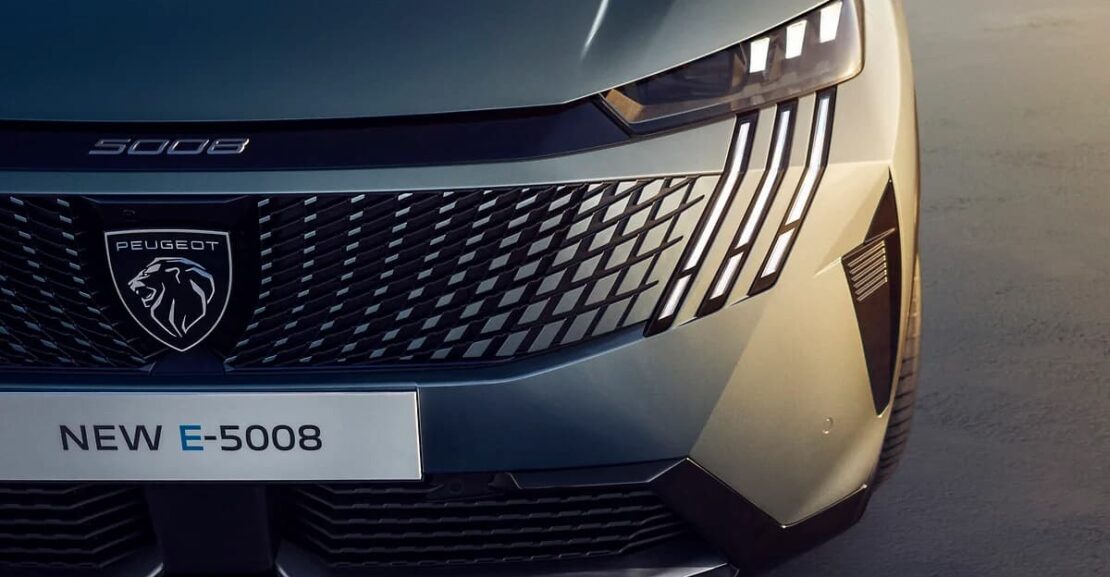 Peugeot e5008 de color gris