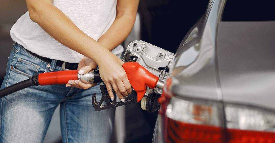 mujer recarga con GLP su coche en una gasolinera