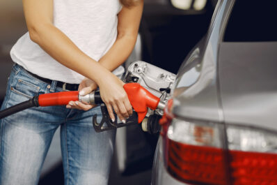 mujer recarga con GLP su coche en una gasolinera