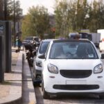 Coches eléctricos aparcados en la calle conectados a la corriente