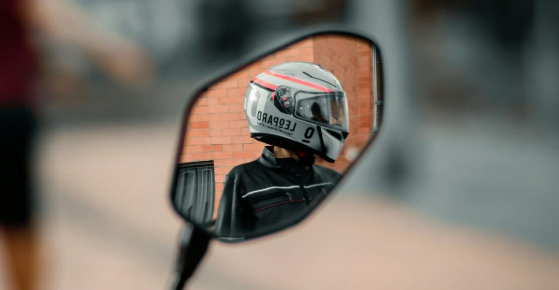 Motociclista utilizando el casco de seguridad