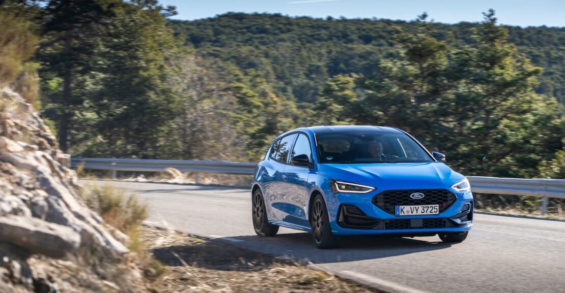 Nuevo Ford Focus ST azul en la carretera