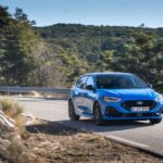 Nuevo Ford Focus ST azul en la carretera