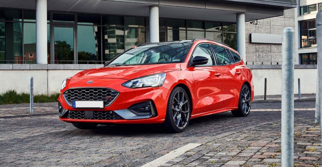 Ford Focus familiar de color rojo