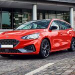 Ford Focus familiar de color rojo