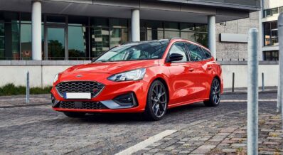 Ford Focus familiar de color rojo