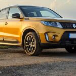 Suzuki Vitara de color amarillo