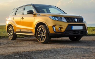 Suzuki Vitara de color amarillo