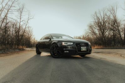 Audi A5 aparcado en mitad de la carretera