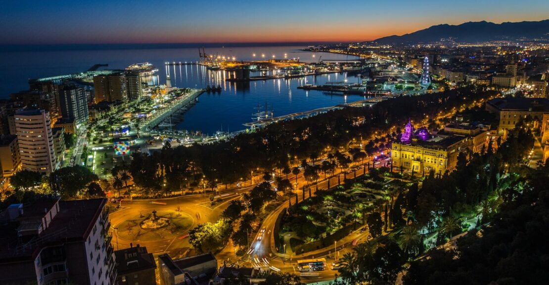 La ciudad y el tráfico de Málaga por la noche