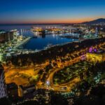 La ciudad y el tráfico de Málaga por la noche