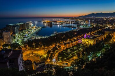 La ciudad y el tráfico de Málaga por la noche