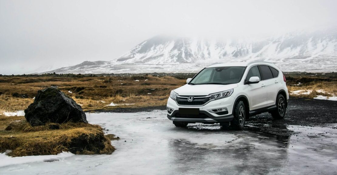 Un coche Honda en un paisaje invernal