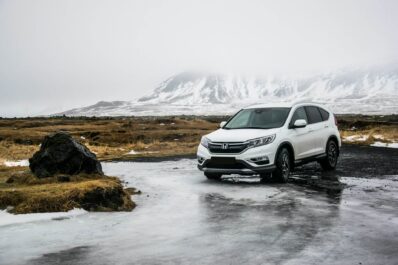 Un coche Honda en un paisaje invernal