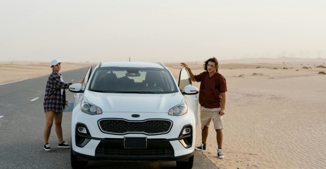 Pareja con Kia Sportage de segunda mano