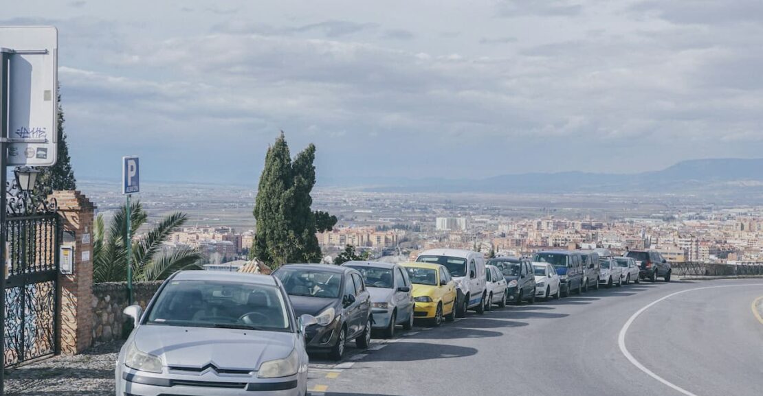 Zona de Granada con coches aparcados en la calle