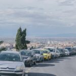 Zona de Granada con coches aparcados en la calle