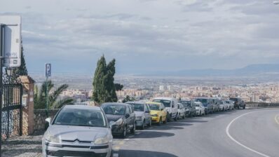 Zona de Granada con coches aparcados en la calle