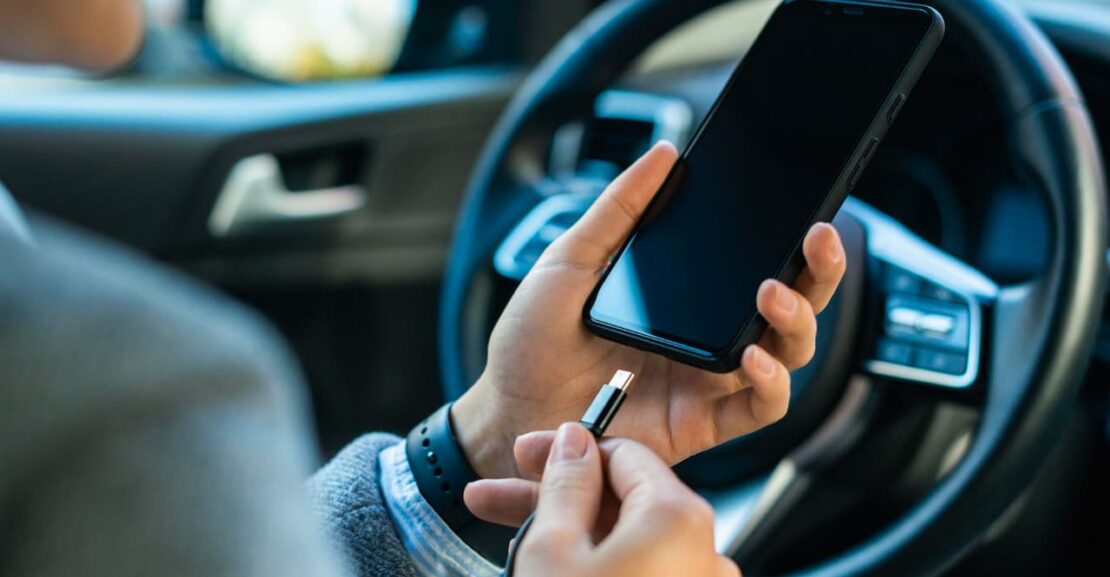 Teléfono en un coche